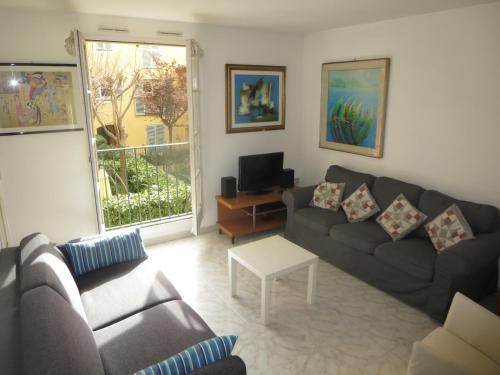 Vieux Nice, grand 2 pièces sur jardins, parking, calme