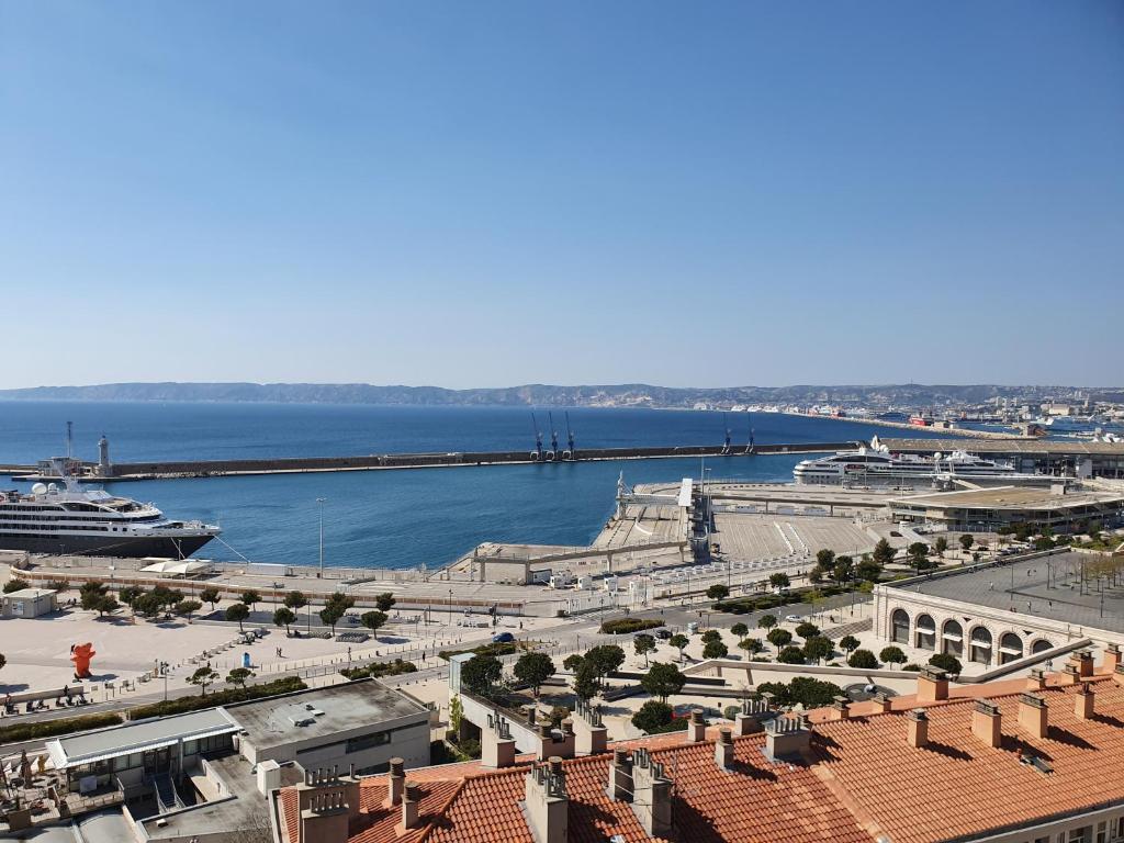 Appartement Vieux-port, Panier, magnifique studio avec vue sur mer 2 Rue Saint-Laurent 13002 Marseille