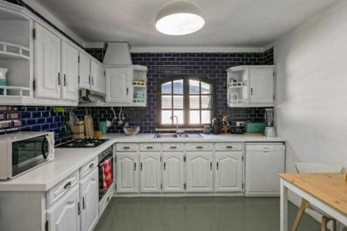 Vila com piscina e jardim privado