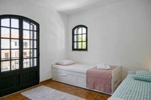 Vila com piscina e jardim privado