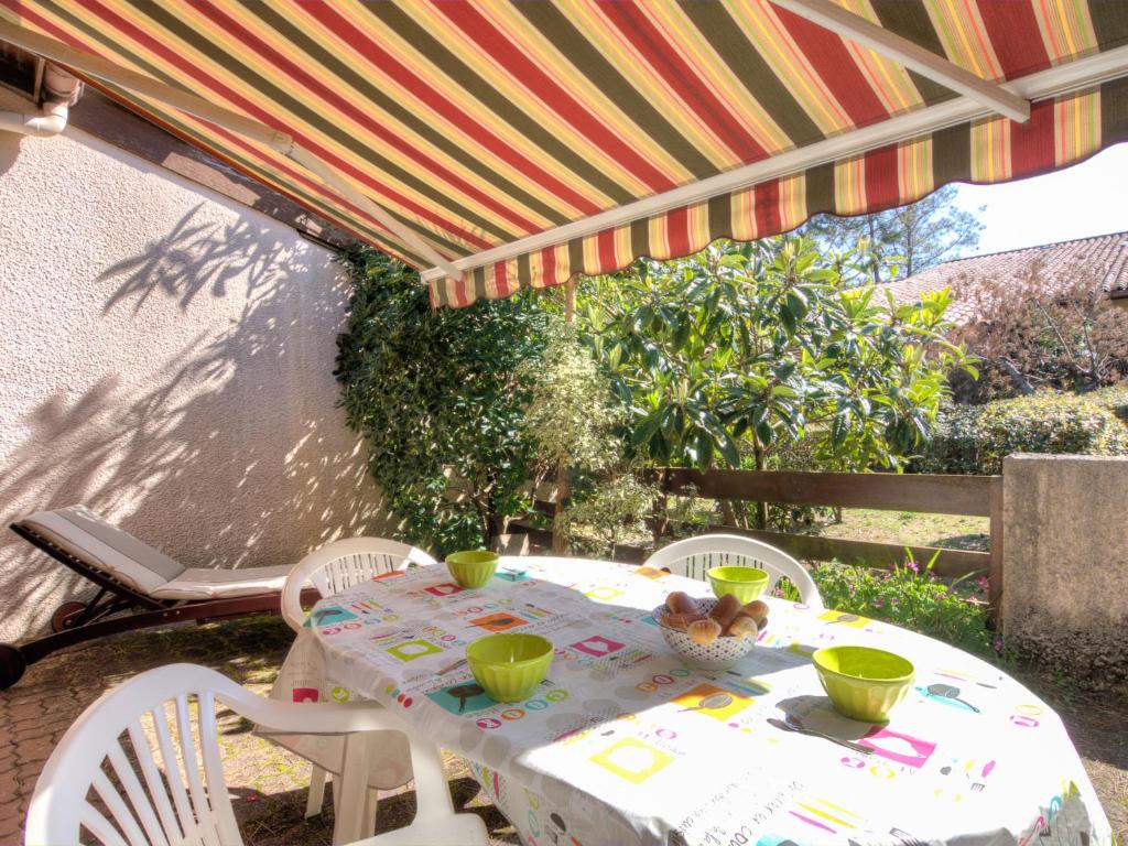 Vila com piscina e jardim privado