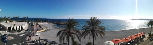 Villa Azzurra Apt Luxe, Front Mer, 4th floor of 5, Box, WiFi, TVSat, Climate