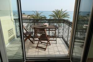 Villa Azzurra Apt Luxe, Front Mer, 4th floor of 5, Box, WiFi, TVSat, Climate