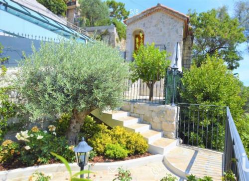 Villa d exception avec terrasse, jacuzzi, vue mer, parking, en plein cœur du village de Eze