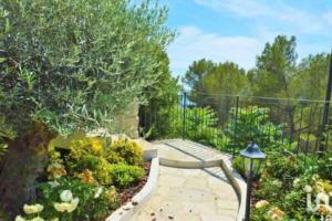 Villa d exception avec terrasse, jacuzzi, vue mer, parking, en plein cœur du village de Eze