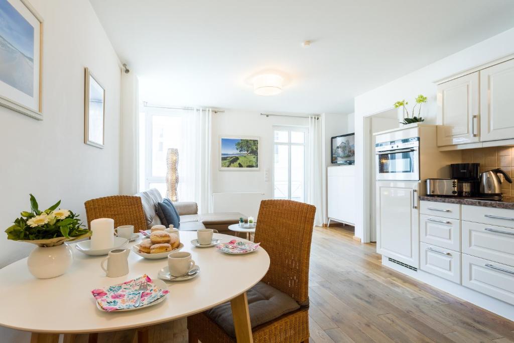 Appartement Villa Helene mit Meerblick in Top Lage - Seemöwe mit Strandkorb am Strand, saisonal 48 Strandpromenade 18609 Binz