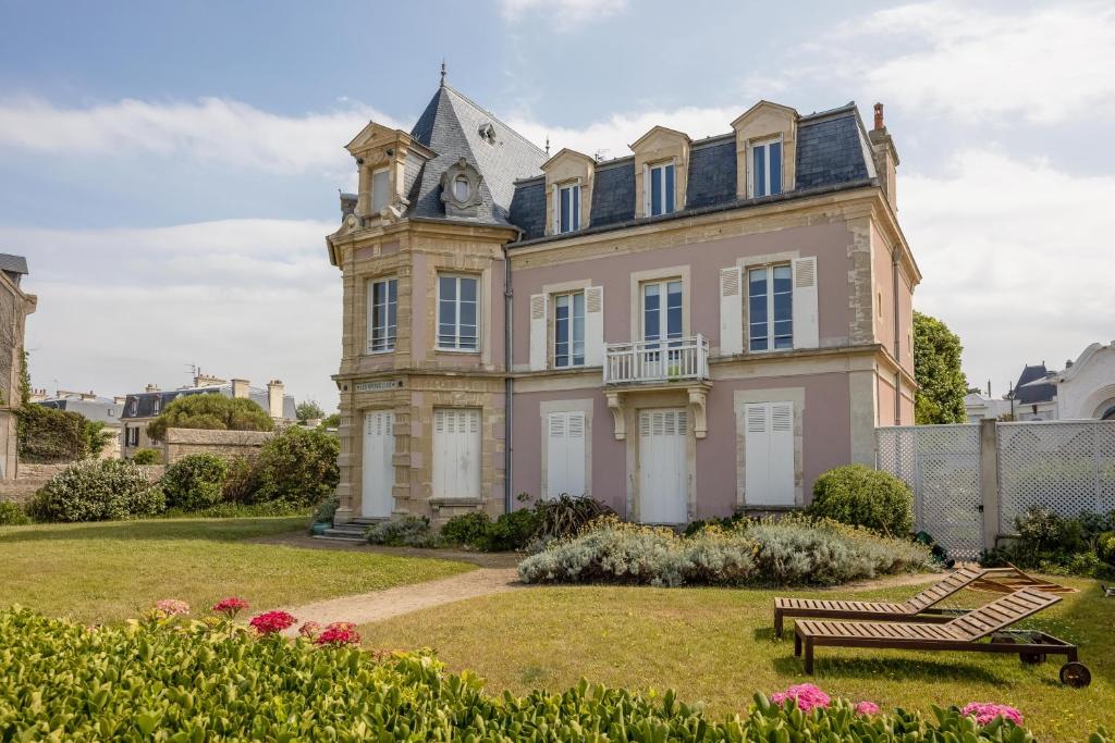 Appartement Villa Les Hirondelles - Appartement avec Jardin Front de mer 117 rue Pasteur 14750 Saint-Aubin-sur-Mer