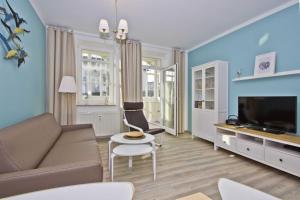 Villa Möwe FeWo 03 , Veranda, inklusive Sauna und Schwimmbadnutzung im AHOI Sellin