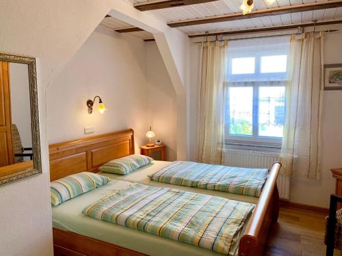 Villa-Rosengarten-Ferienwohnung-Baumhaus-mit-Seeblick