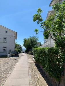 Villa-Rosengarten-Ferienwohnung-Baumhaus-mit-Seeblick