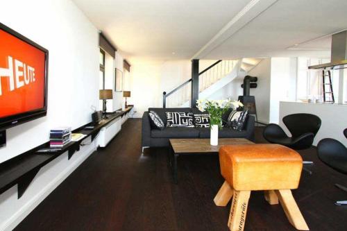Villa Schering App 4 Black White