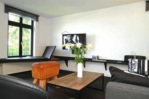 Villa Schering App 4 Black White