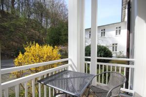 Villa Strandeck FeWo 02 strandnah, Meerblick, Loggia Seeseite, Balkon Hofseite
