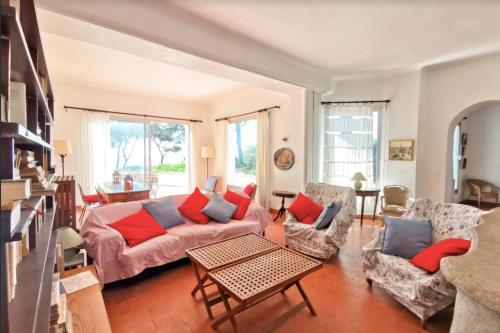 VILLA with GARDEN TERRACE and a VIEW on the SEA