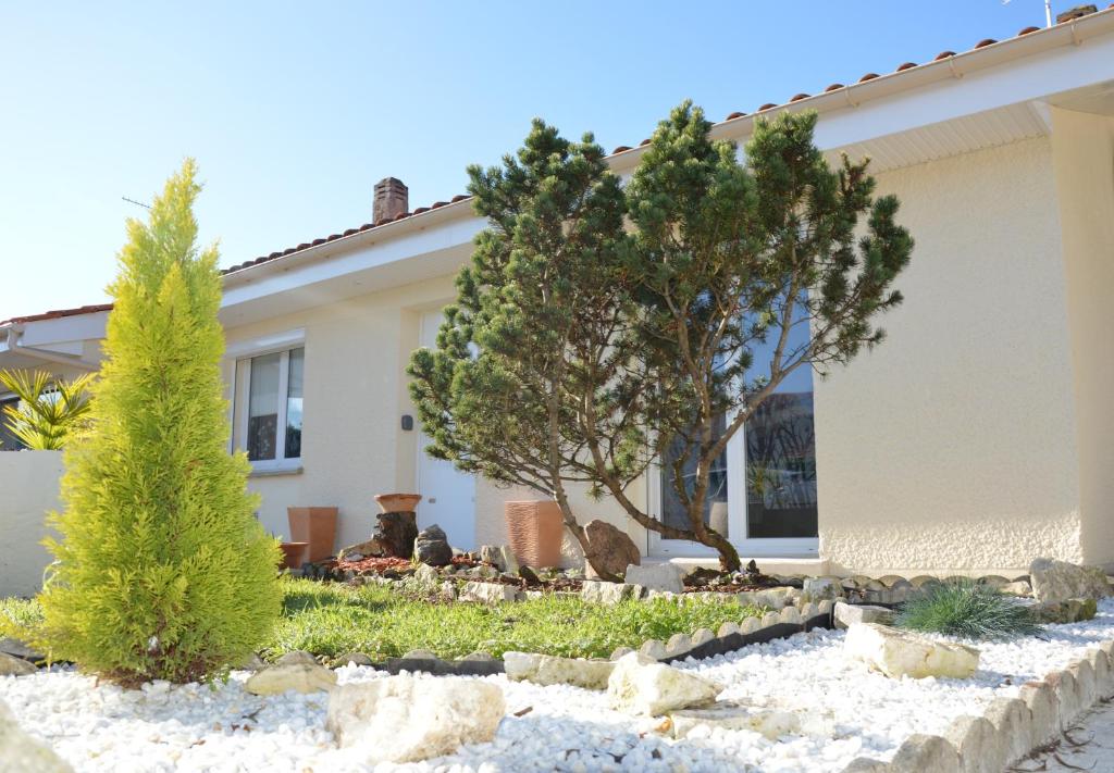 VILLA with SWIMMING POOL view of the Brusc harbour 83140 Six-Fours-les-Plages