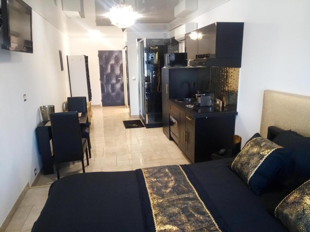 Appartement village naturiste Le GoldenBlack rue des Nereides HELIOPOLIS FGH 34300 Le Cap d\'Agde