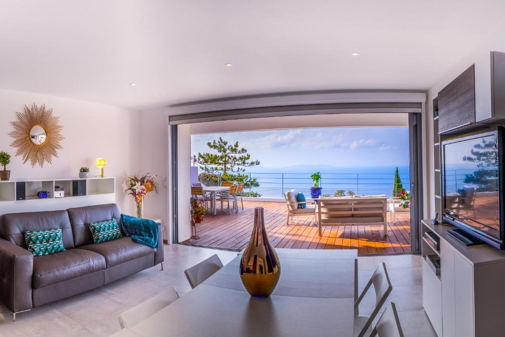 Vistazur Luxueux appartement avec terrasse et piscine 18 Corniche du Parin, 83820 Rayol-Canadel-sur-Mer