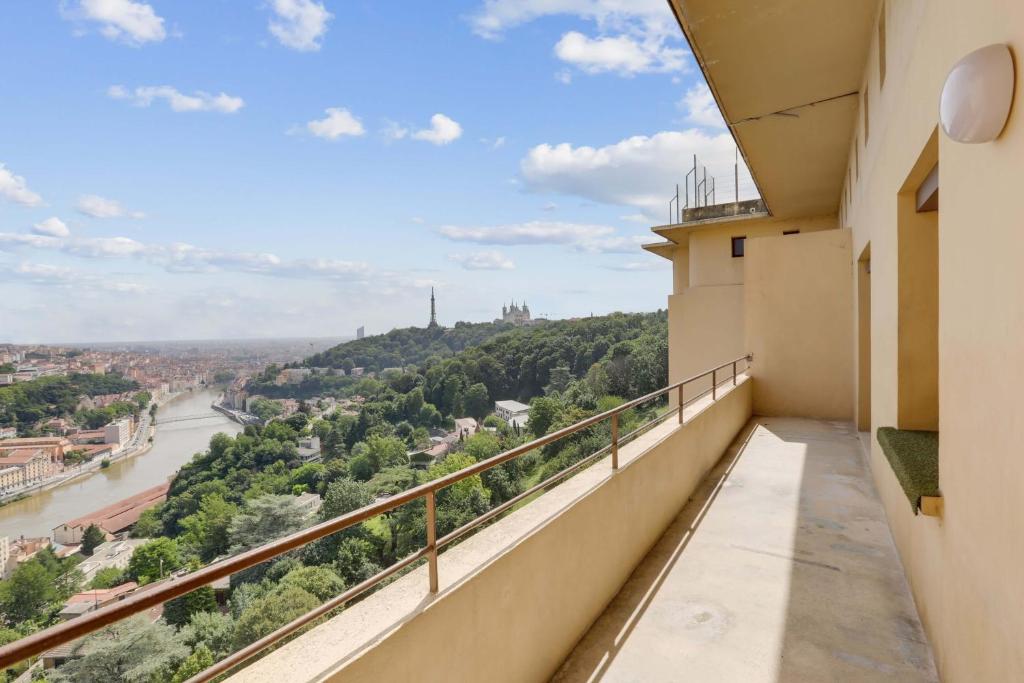 Appartement Vue exeptionnelle 15 à min pied de Fourvière & Vieux Lyon avec parking privé 89 Montée de l'Observance 69009 Lyon