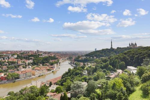 Vue exeptionnelle 15 à min pied de Fourvière & Vieux Lyon avec parking privé
