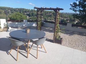 Vue magnifique, jardin et petit cocon en provence