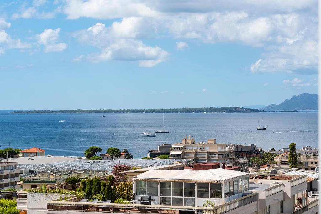 Appartement Vue mer 180° cocon à 7 min de la plage piscine AC Allée des Orangers 06160 Antibes