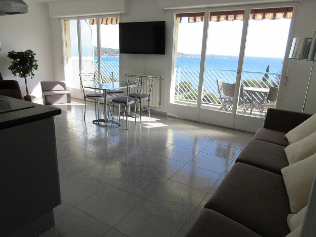 Appartement VUE MER 3 mn A PIED DE LA PLAGE LUMINEUX ET MODERNE 283 Montée Voisin 83150 Bandol