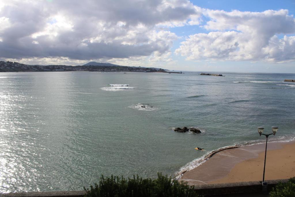 VUE MER ET CIEL FLOTS BLEUS 84 Boulevard Thiers, 64500 Saint-Jean-de-Luz