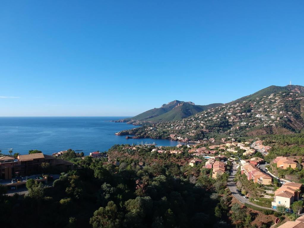 Appartement APPARTEMENT VUE MER et MONTAGNE AVEC PISCINE Apt N° 17 5 Avenue Matisse, 06590 Théoule-sur-Mer