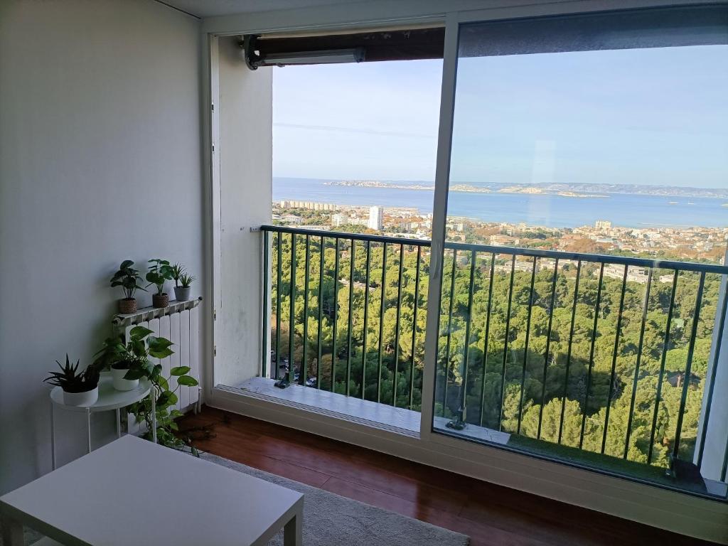 Appartement VUE MER et montagne dans parc du roy d'espagne, Up to 7 people 8 Allée Granados 13009 Marseille