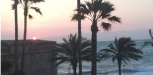 Vue mer et remparts. Entre vieille ville et plages