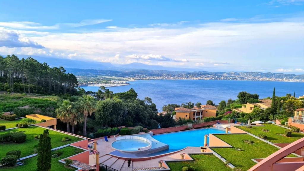 Appartement Vue mer et sur la baie de Cannes Randonnées pédestres et VTT 1 Boulevard Eugène de Quay 06590 Théoule-sur-Mer