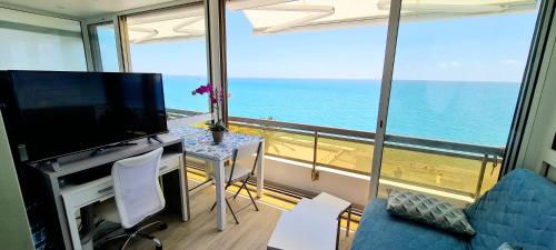 Vue mer panoramique devant la plage au calme!