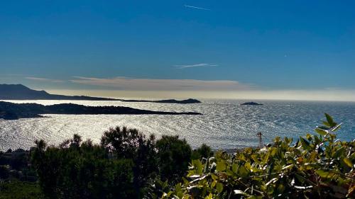 Vue mer panoramique et piscine