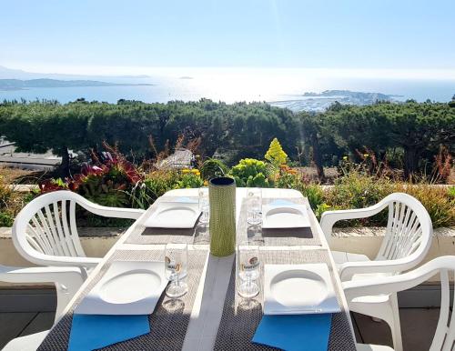 Vue mer panoramique et piscine