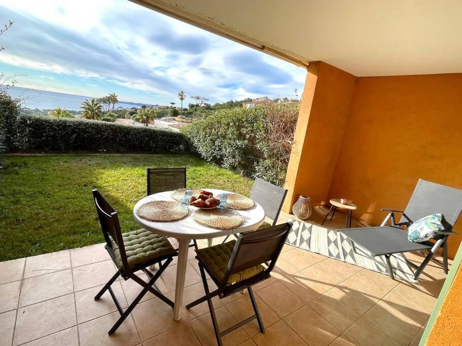 Vue panoramique sur la mer et jardin privatif Route du Col de Bougnon, 83380 La Garonnette-Plage