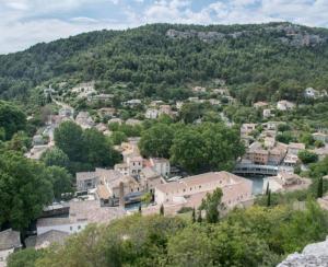 Appartement Vue panoramique sur le château,montagne et grottes 49 Rue des Écoles 84800 Fontaine-de-Vaucluse Provence-Alpes-Côte d\'Azur