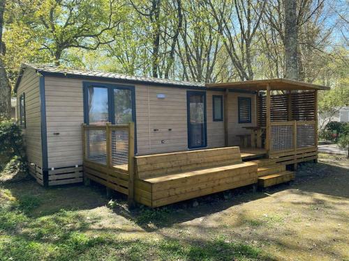 Vue sur le lac, cadre verdoyant, camping 4 étoiles