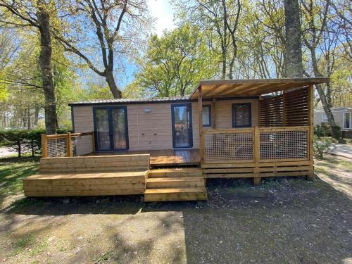 Vue sur le lac, cadre verdoyant, camping 4 étoiles