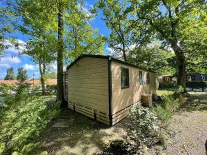 Vue sur le lac, cadre verdoyant, camping 4 étoiles