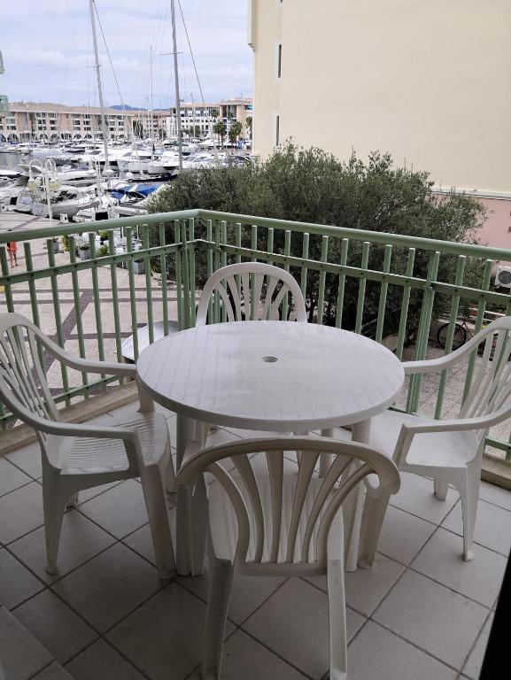 Appartement Vue sur Port Fréjus Quartier latin V, bâtiment A, 1er étage (A12) 47 Place Dei Pescaire 83600 Fréjus