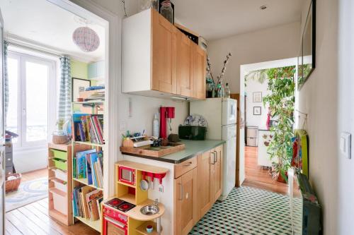 Warm and bright apartment in Paris 10