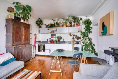 Warm and bright apartment in Paris 10