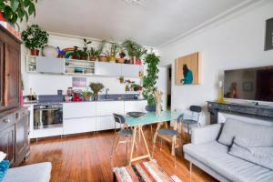 Warm and bright apartment in Paris 10