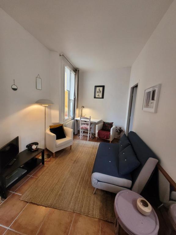 Warm and bright apartment in Paris 10