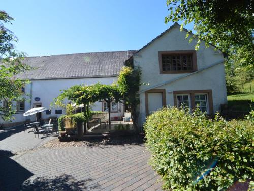 Warm apartment in a small complex with cosy beer garden and small brown cafe