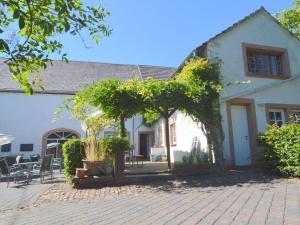 Warm apartment in a small complex with cosy beer garden and small brown cafe