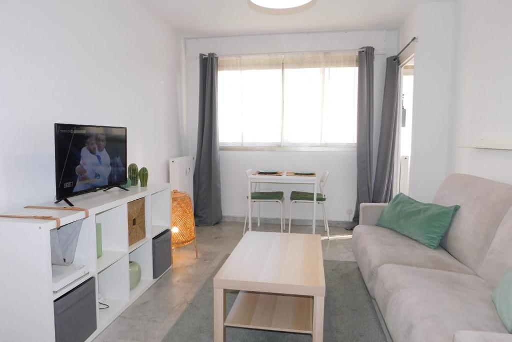 Warm Studio \ 9 rue du Maréchal des Logis Jules Fellegara Résidence le Creezy, 06400 Cannes