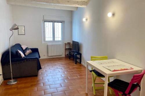 Well appointed studio near downtown