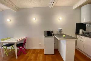 Well appointed studio near downtown