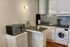 Well appointed studio near downtown